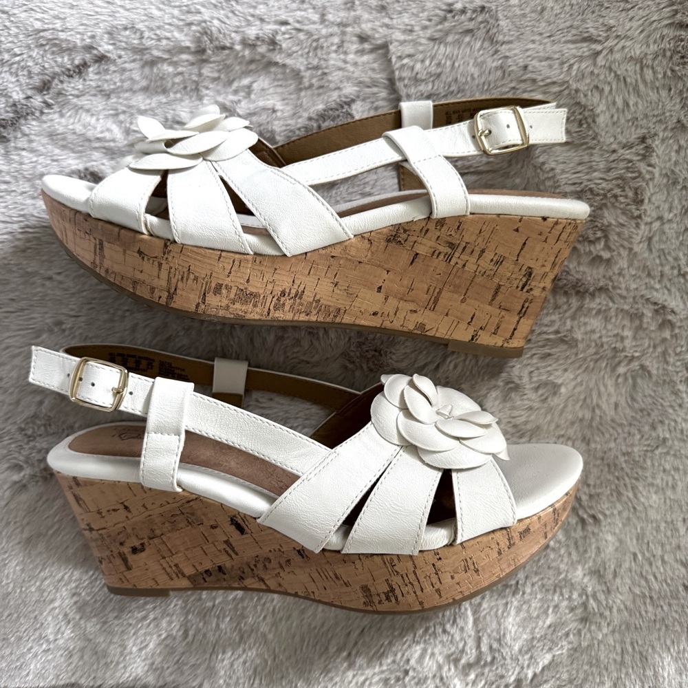 White Laura Scott Wedge Open-toe Sandals with Floral Accent Size 8 - Picture 3 of 14